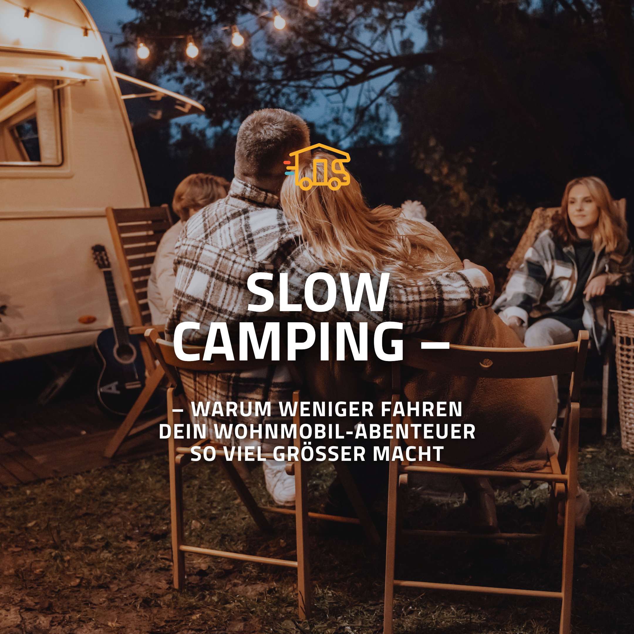 Mittig sitzt ein Paar mit dem Rücken zur Kamera auf einem Stuhl in einer dämmerlichen, gemütlichen Atmosphäre vor ihrem Camper.